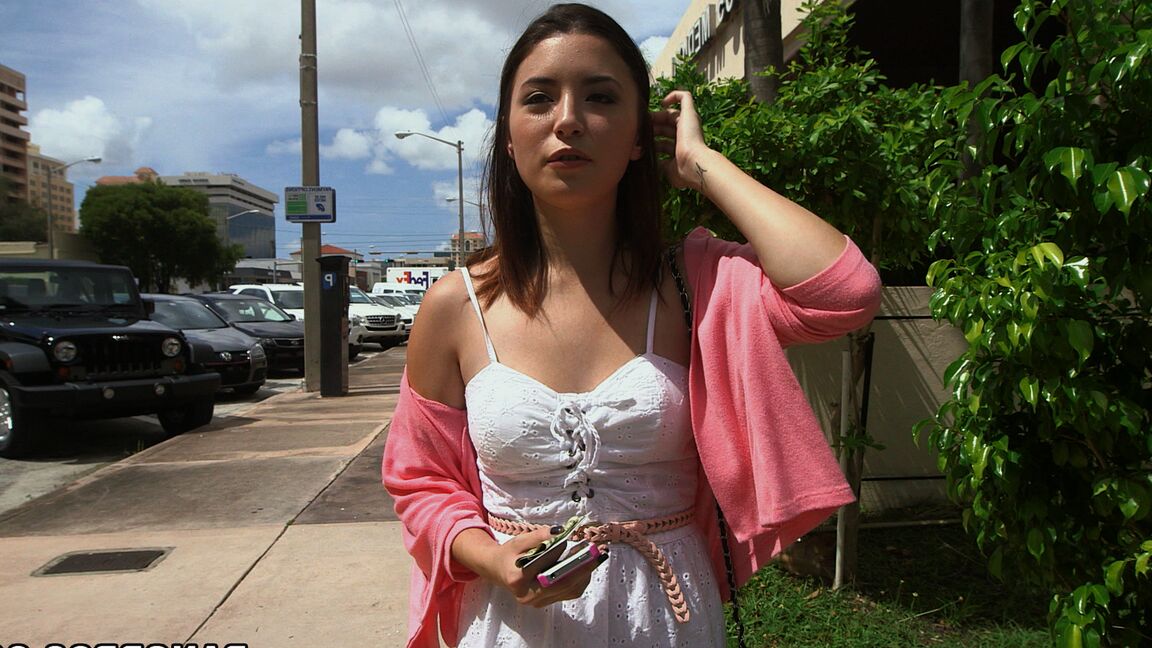 21P La chaude Daisy Summers expose son beau corps et se fait prendre dans une camionnette