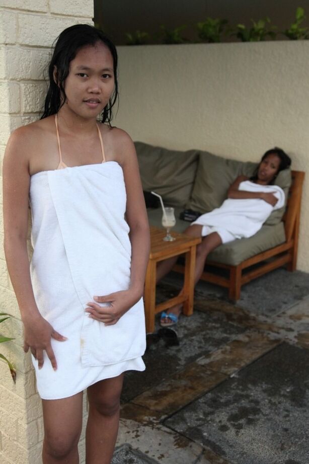 21P Os spinners adolescentes Jeremay e Mayka tiram a roupa para posarem nus na cama juntos