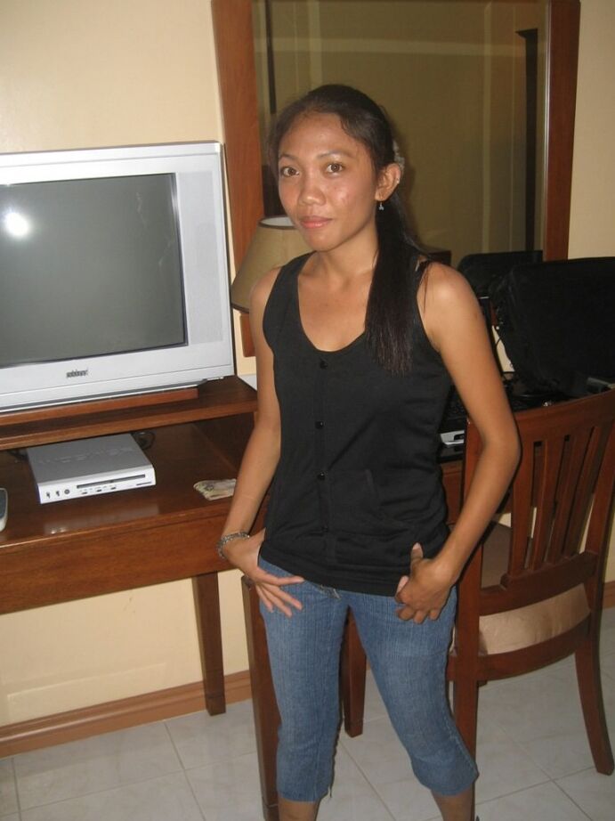 17P Filipina, die zum ersten Mal dabei ist, zieht sich auf ihrem Bett aus, bevor sie einen Blowjob gibt