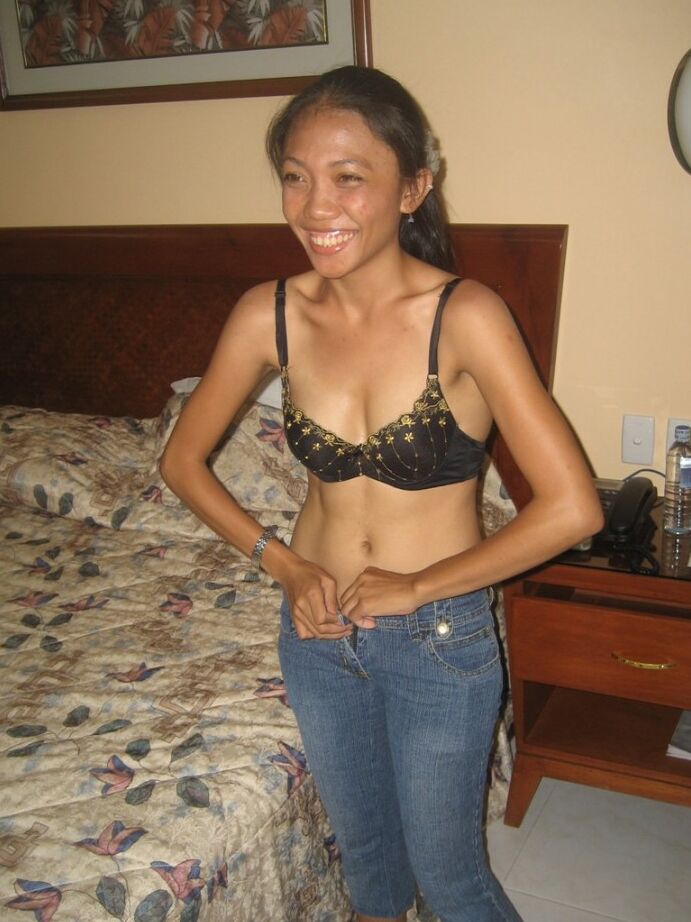 17P Filipina, die zum ersten Mal dabei ist, zieht sich auf ihrem Bett aus, bevor sie einen Blowjob gibt