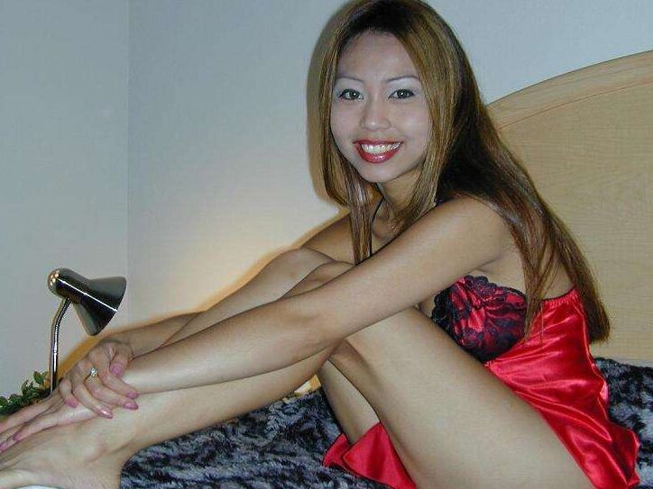 16P Pequena menina asiática com seios firmes tira a lingerie de cetim para modelar nua