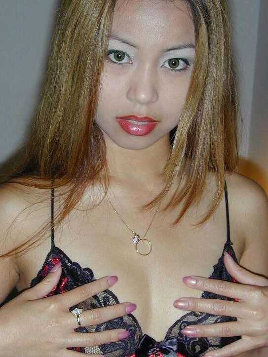 16P Pequena menina asiática com seios firmes tira a lingerie de cetim para modelar nua