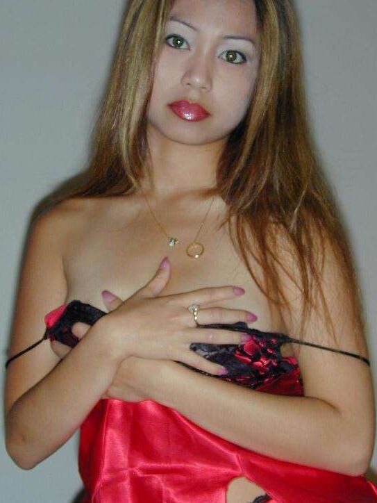 16P Pequena menina asiática com seios firmes tira a lingerie de cetim para modelar nua