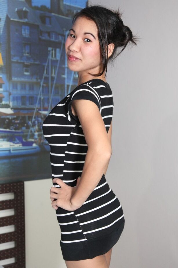 21P La charmante Filipina Ladyhoney se déshabille et exhibe sa chatte et son corps innocents
