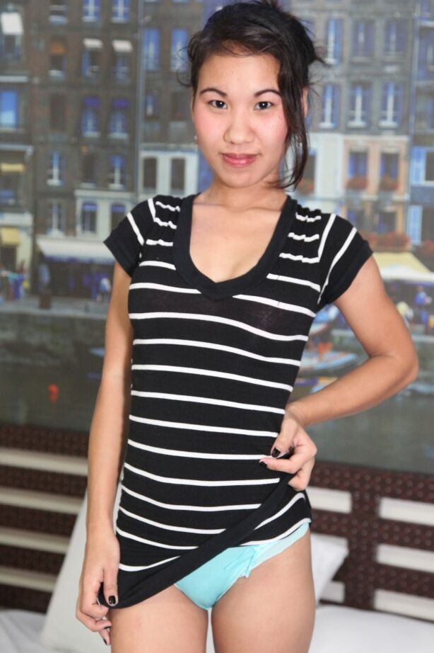 21P La charmante Filipina Ladyhoney se déshabille et exhibe sa chatte et son corps innocents