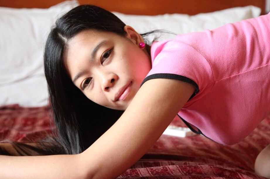 21P La linda asiática Marie revela lentamente sus tetas y es embestida en una cama