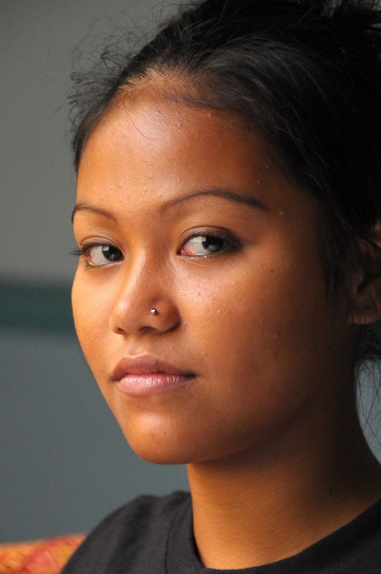 16P La joven asiática Christina se desnuda antes de mostrar su dulce coño