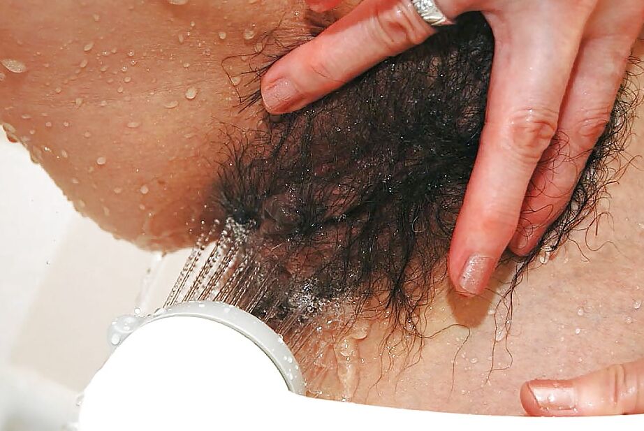 14P MILF asiática con chocho peludo y tetas pequeñas Mayumi Miyazaki duchándose