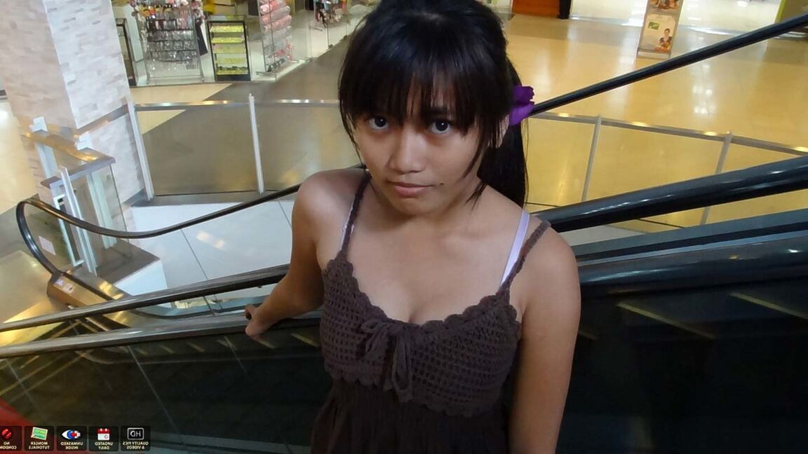 15P Menchie, débutant asiatique, arbore un creampie après une baise en gros plan