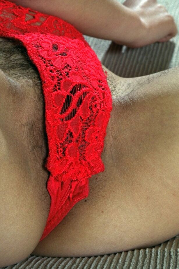 16P asiatische Erstbesucherin Ivy enthüllt haarige Muschi zum Masturbieren in Nylons