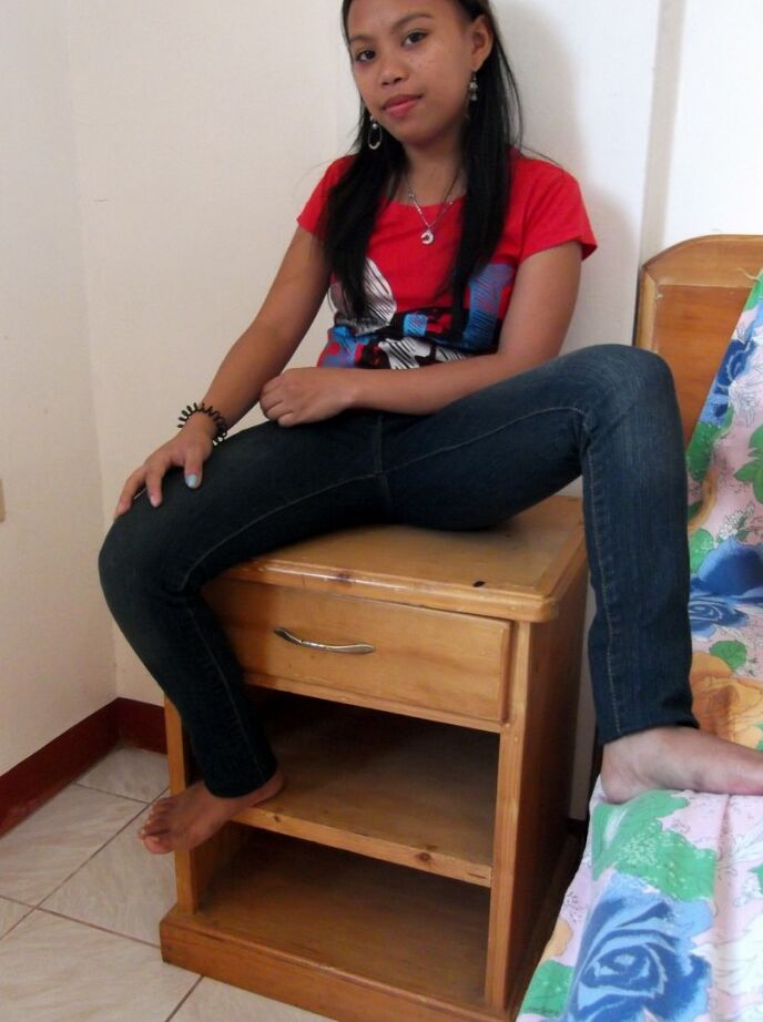 20P Adolescente Filipina Kimberly posa no quarto de hotel e goza no púbis aparado