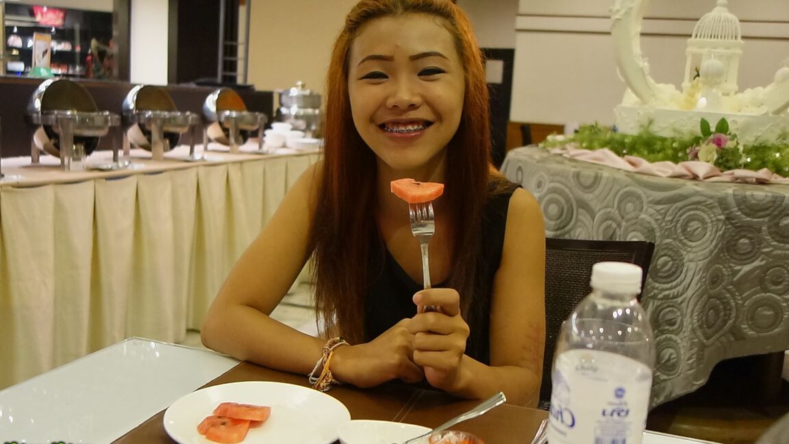 21P Petite Filipina menina expõe seu peito achatado e buceta apertada pela primeira vez
