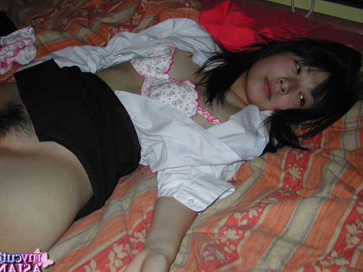 16P Amador asiático fica totalmente nu antes de ser masturbado na cama