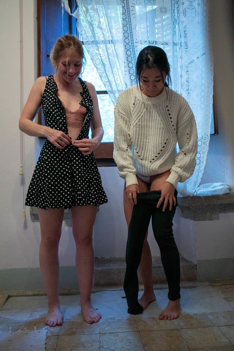 21P Les poupées australiennes Frisky Taylor V et Zhen montrent leur corps tout en se changeant