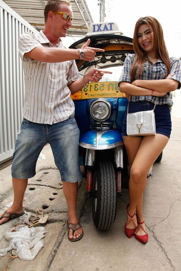 13P Junges Thai-Mädchen mit hübschem Gesicht und Zahnspange macht es mit einem Farang fertig
