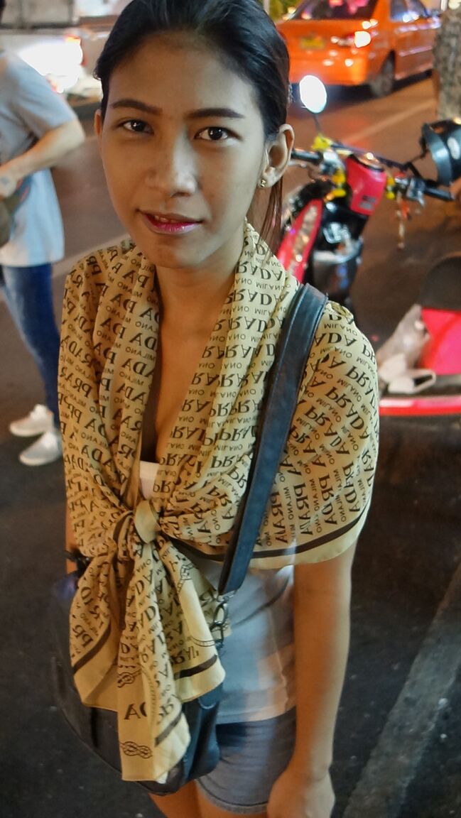 21P A linda gata tailandesa local Jay fica nua no hotel e mostra sua vulva peluda