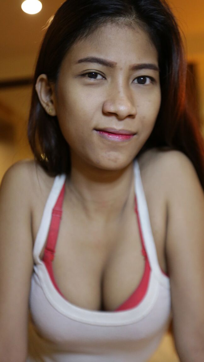 21P A linda gata tailandesa local Jay fica nua no hotel e mostra sua vulva peluda