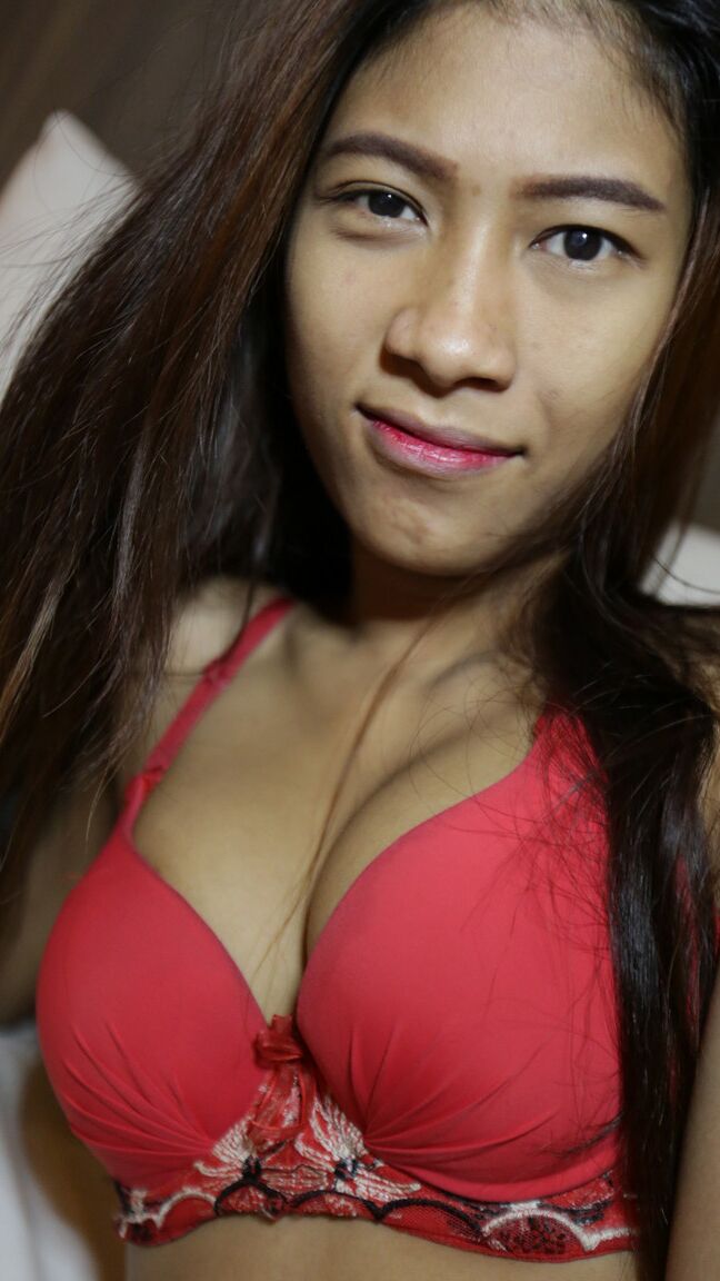 21P A linda gata tailandesa local Jay fica nua no hotel e mostra sua vulva peluda