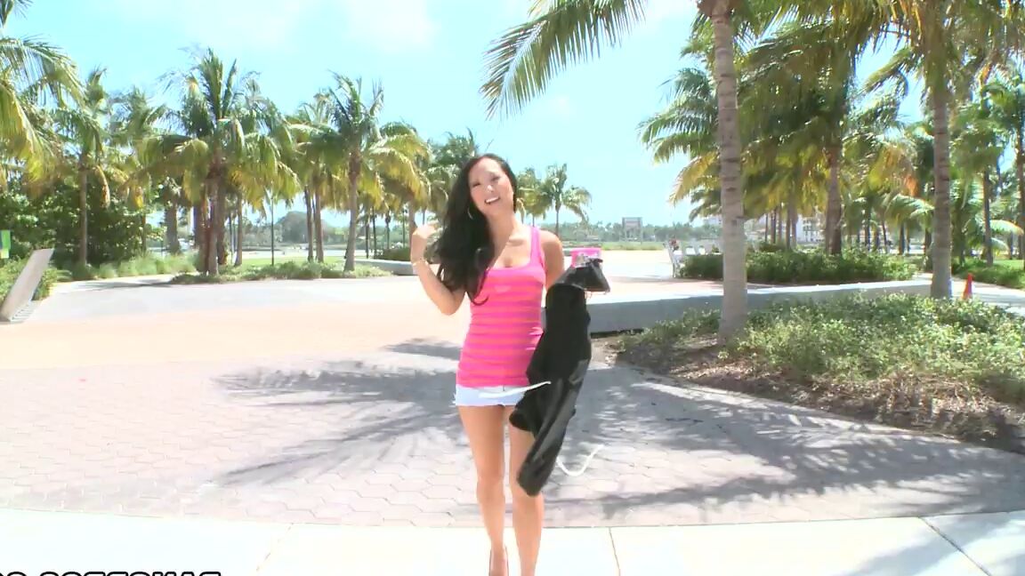 Der asiatische 21P-Pornostar Asa Akira lässt sich auf dem Rücksitz die Möse stopfen