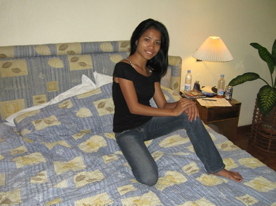 21P Petite Filipina Lyza provocando nua em sua cama antes de fazer sexo