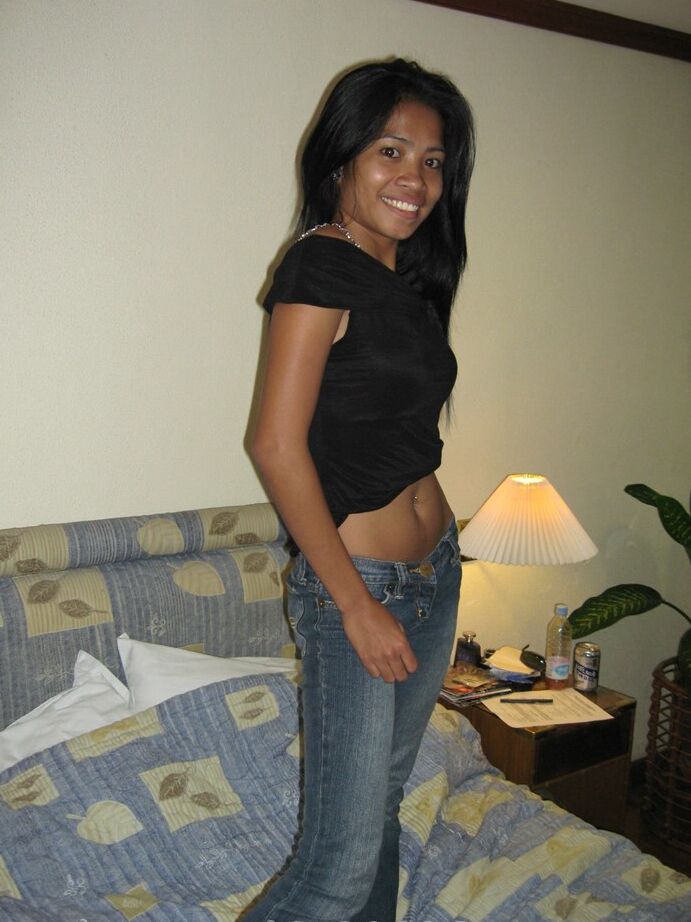 21P Petite Filipina Lyza provocando nua em sua cama antes de fazer sexo