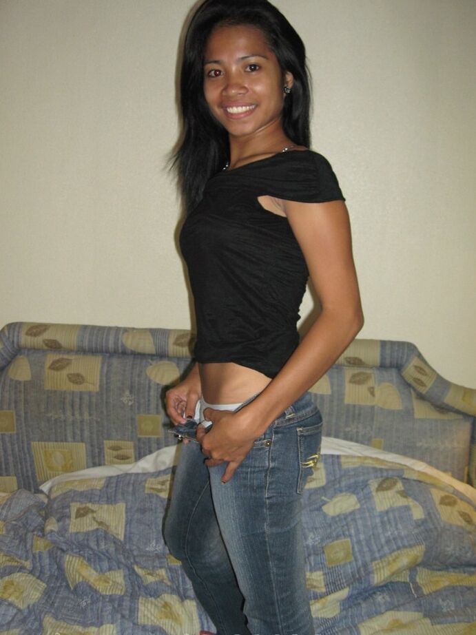 21P Petite Filipina Lyza provocando nua em sua cama antes de fazer sexo