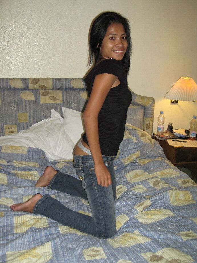 21P Petite Filipina Lyza provocando nua em sua cama antes de fazer sexo