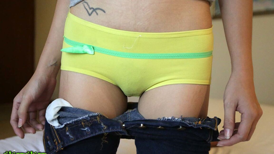 12P Jovem tailandesa Cream mostra seus lábios carnudos e seu regalo aparado ao mesmo tempo