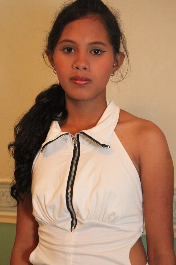 17P Pequeña filipina de dieciocho años no esconde un melocotón sin afeitar del camarógrafo
