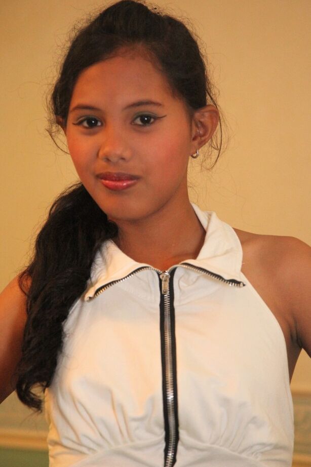 17P Pequeña filipina de dieciocho años no esconde un melocotón sin afeitar del camarógrafo