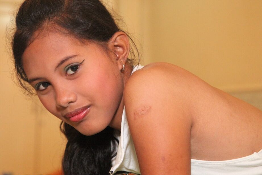 17P Pequeña filipina de dieciocho años no esconde un melocotón sin afeitar del camarógrafo