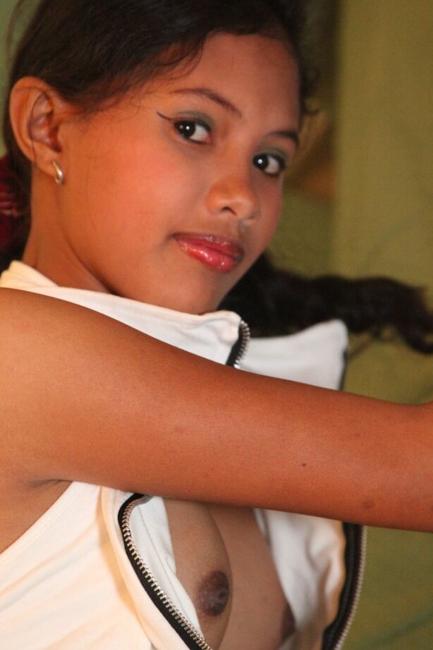 17P Pequeña filipina de dieciocho años no esconde un melocotón sin afeitar del camarógrafo