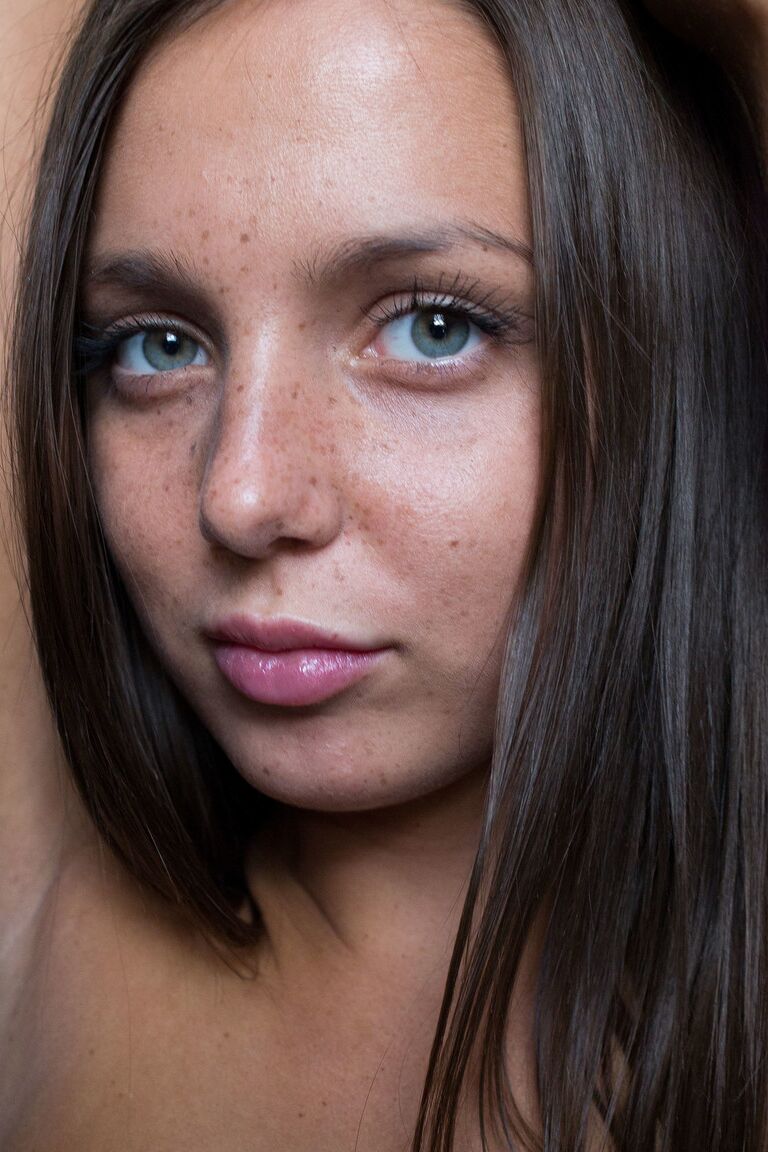 21P La jeune beauté Nensi B exhibe son magnifique corps nu