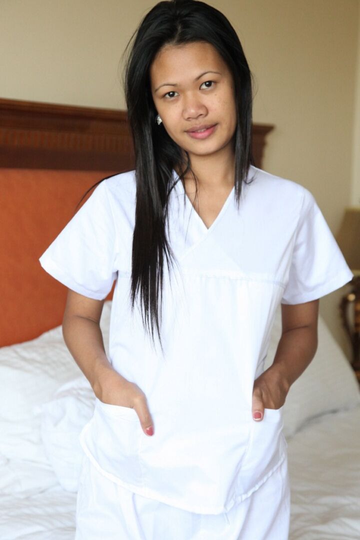 15P Las lujuriosas enfermeras filipinas Joanna y Joy muestran sus culos y coños sexys