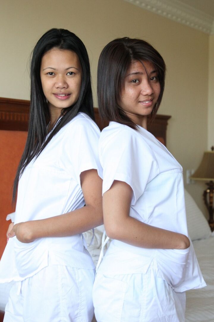 15P Las lujuriosas enfermeras filipinas Joanna y Joy muestran sus culos y coños sexys