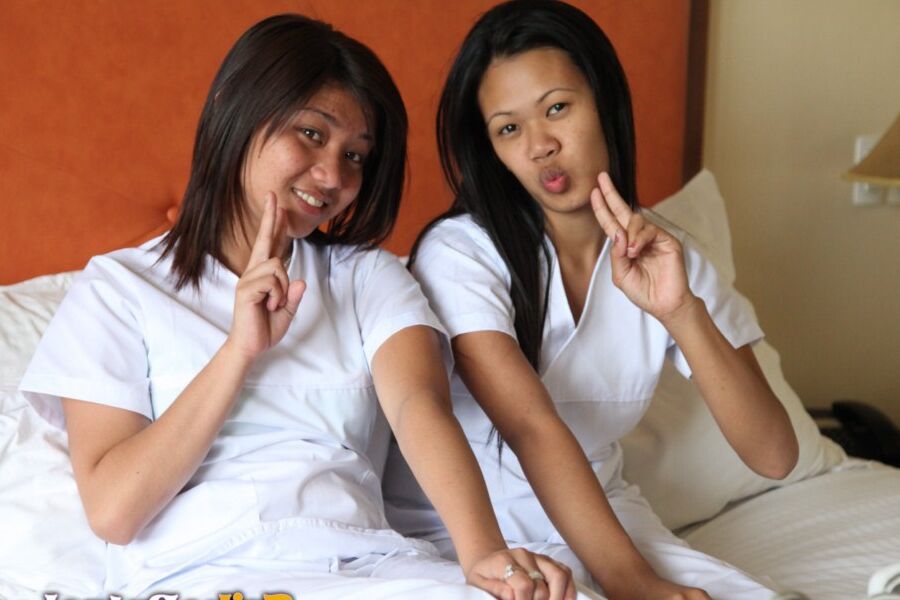 15P Las lujuriosas enfermeras filipinas Joanna y Joy muestran sus culos y coños sexys