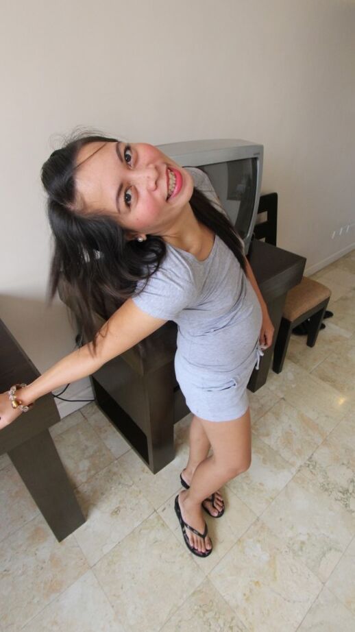 21P La filipina morena Mercy se desnuda y hace alarde de su coño peludo