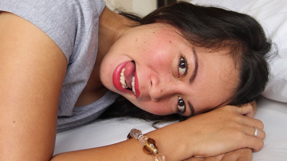 21P La filipina morena Mercy se desnuda y hace alarde de su coño peludo