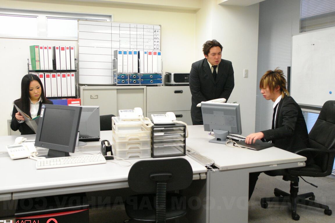 15P A secretária médica japonesa Ai Mizushima ostenta um creampie depois de fazer sexo com o chefe