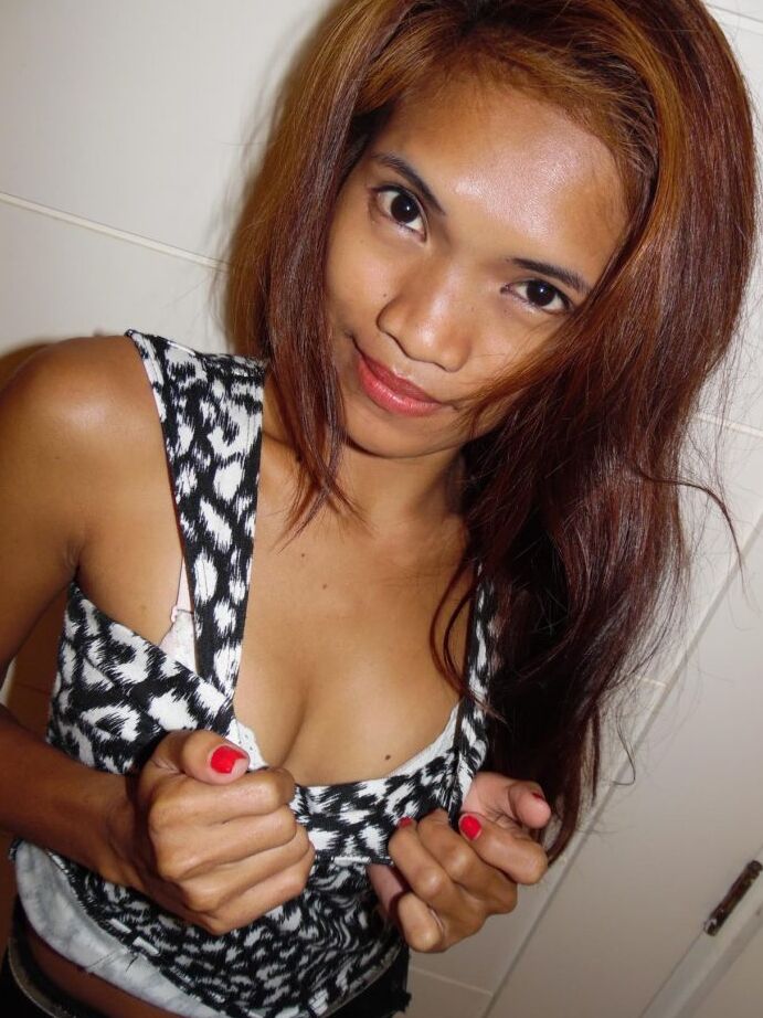 17P Süßes brünettes Filipina-Mädchen Lyn zeigt ihre kleinen Titten