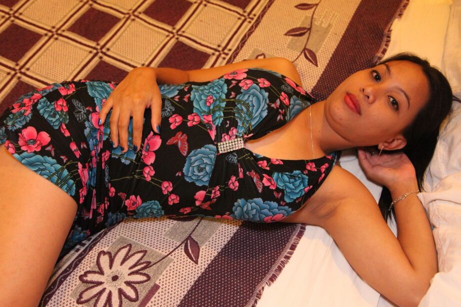 21P Innocent Filipina Mhine revela seus peitos suculentos e sua buceta asiática gostosa