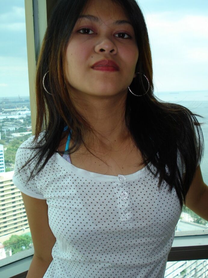19P Sassy Asian Rain écarte sa culotte et exhibe son manchon poilu avant de sucer en POV