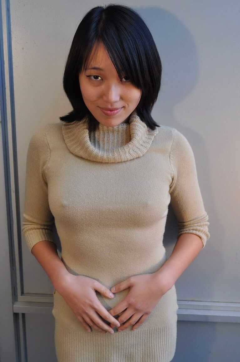 12P Amadora oriental passa o vestido pela cabeça e como se estivesse nua