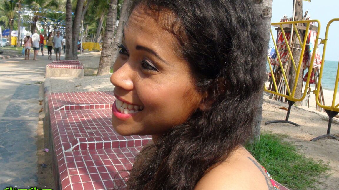 21P Novia tailandesa con sonrisa sexy desnuda bonitas tetas naturales y coño afeitado