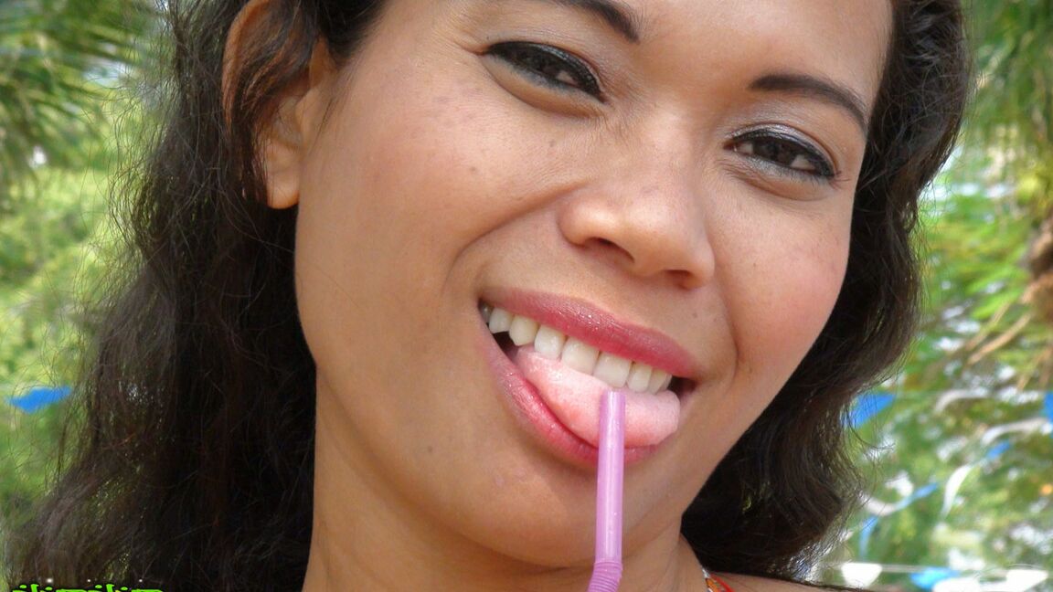 21P Novia tailandesa con sonrisa sexy desnuda bonitas tetas naturales y coño afeitado