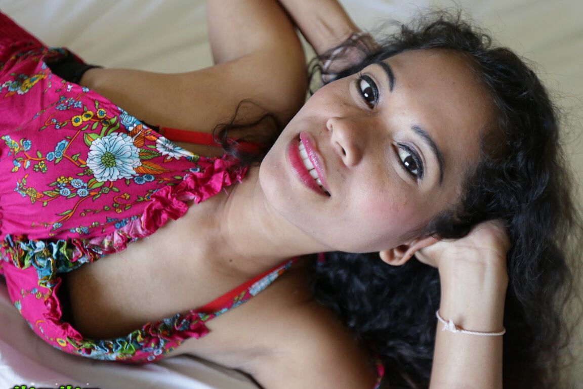 21P Novia tailandesa con sonrisa sexy desnuda bonitas tetas naturales y coño afeitado