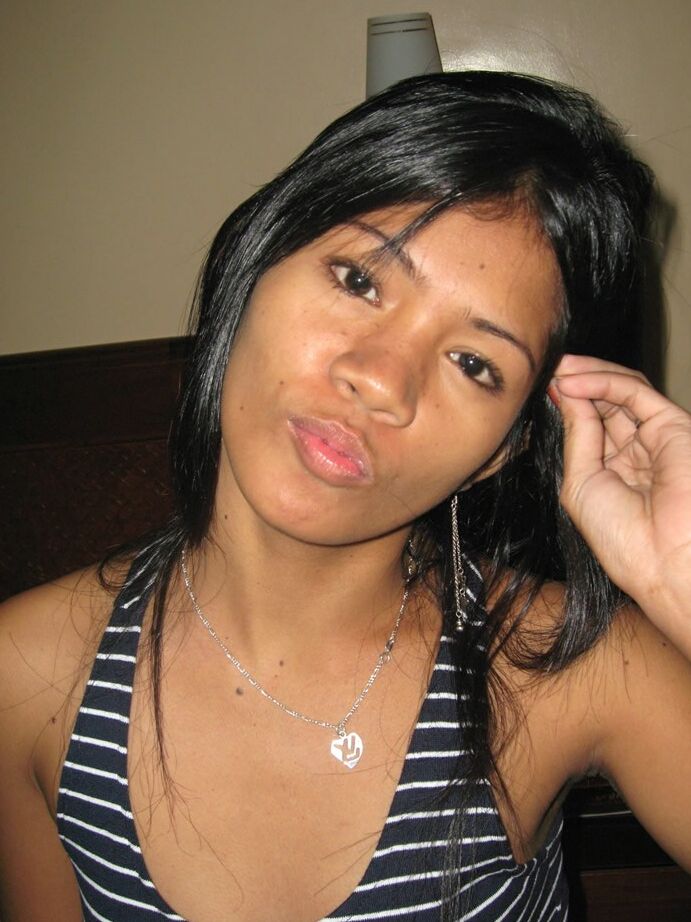 17P La adolescente filipina Carmela follada en su coño perfectamente afeitado en el hotel