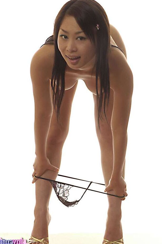 16P asiatisches Solomädchen zieht ihren Tanga herunter, bevor sie ihre geile Möse mit einem Dildo bearbeitet