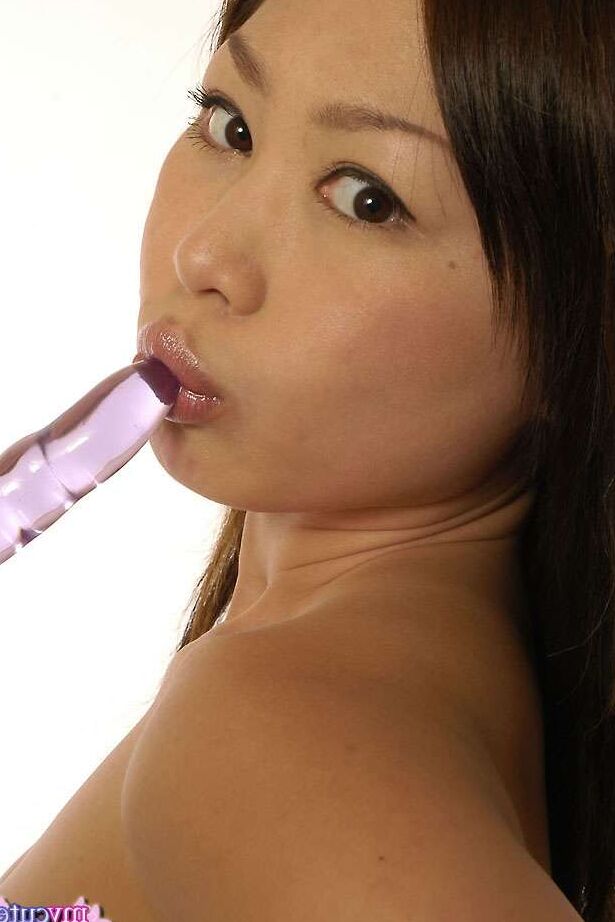16P asiatisches Solomädchen zieht ihren Tanga herunter, bevor sie ihre geile Möse mit einem Dildo bearbeitet