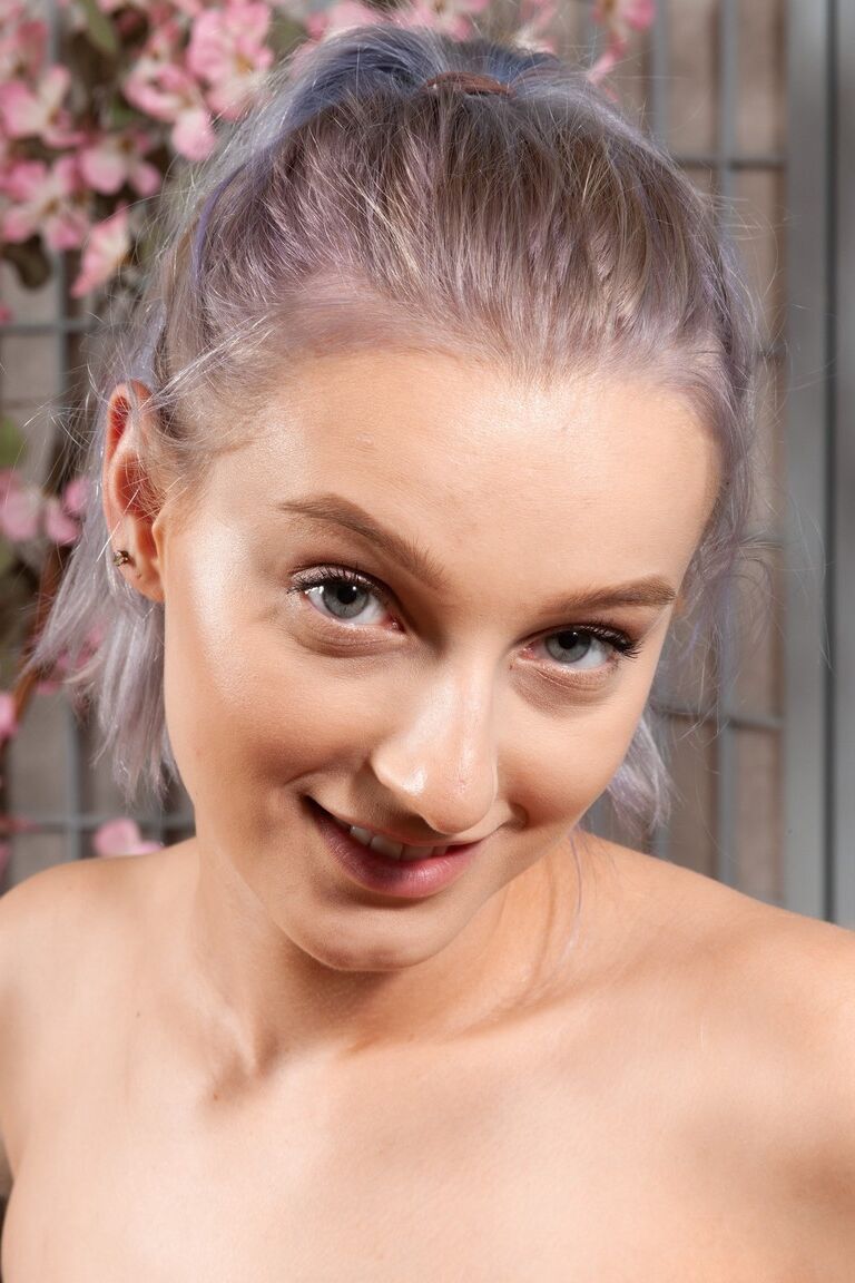 21P La impresionante amateur Ellie Kay muestra su irresistible coño peludo de cerca